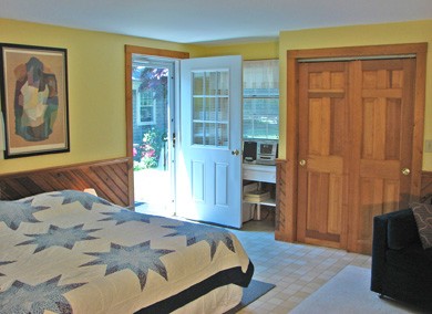 Studio with own entrance, small kitchen, twin beds, TV and bath in Barnstable, Cummaquid Mid Cape Cod